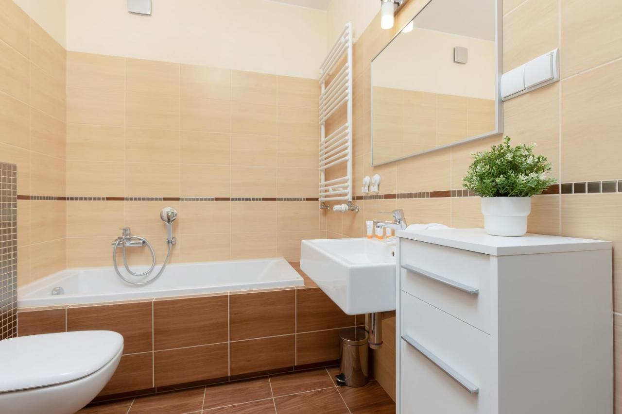 Praga Family Apartment With Parking By Noclegi Renters وارسو المظهر الخارجي الصورة